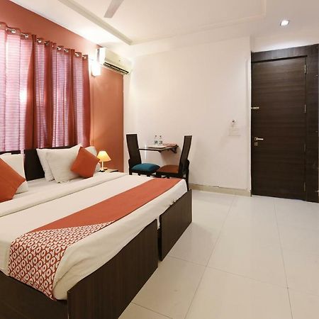 Oyo Flagship 387 Moulsari Avenue Hotel Gurgaon Exterior photo
