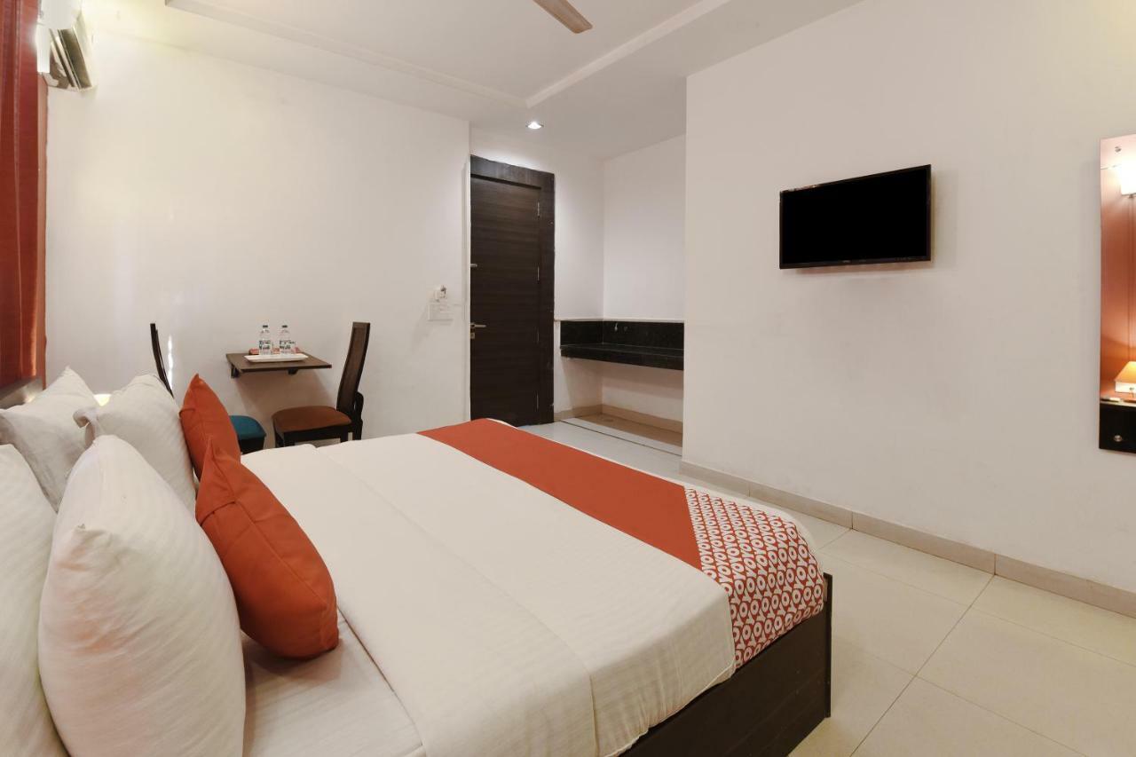 Oyo Flagship 387 Moulsari Avenue Hotel Gurgaon Exterior photo
