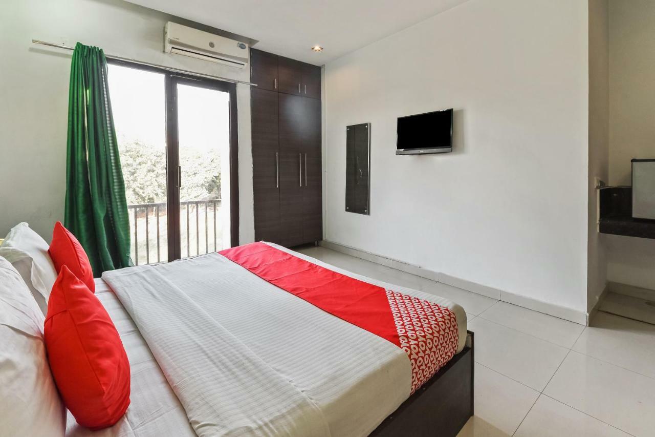 Oyo Flagship 387 Moulsari Avenue Hotel Gurgaon Exterior photo